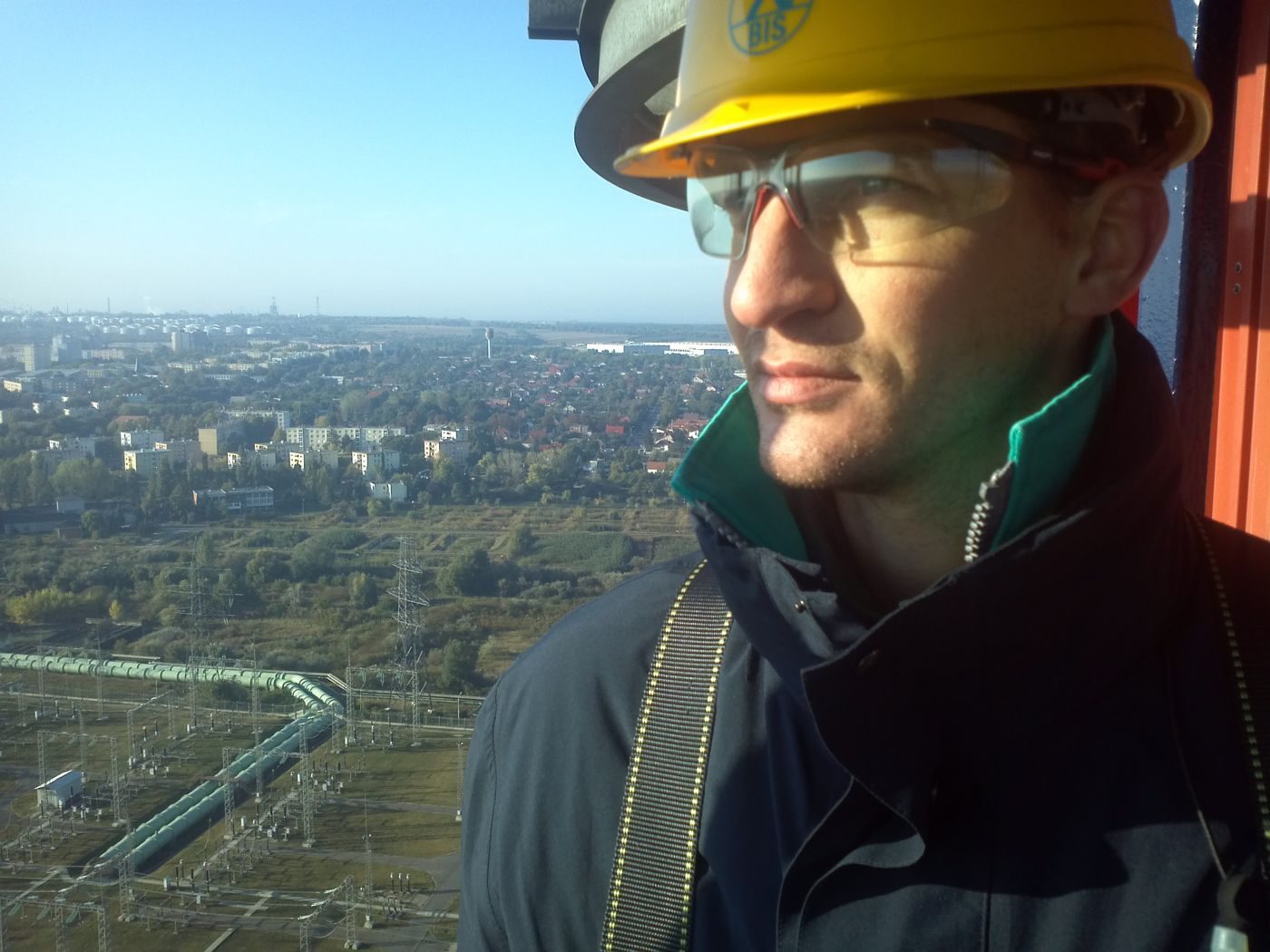 Mihály Madár mit Schutzhelm auf einem Industrieschornstein