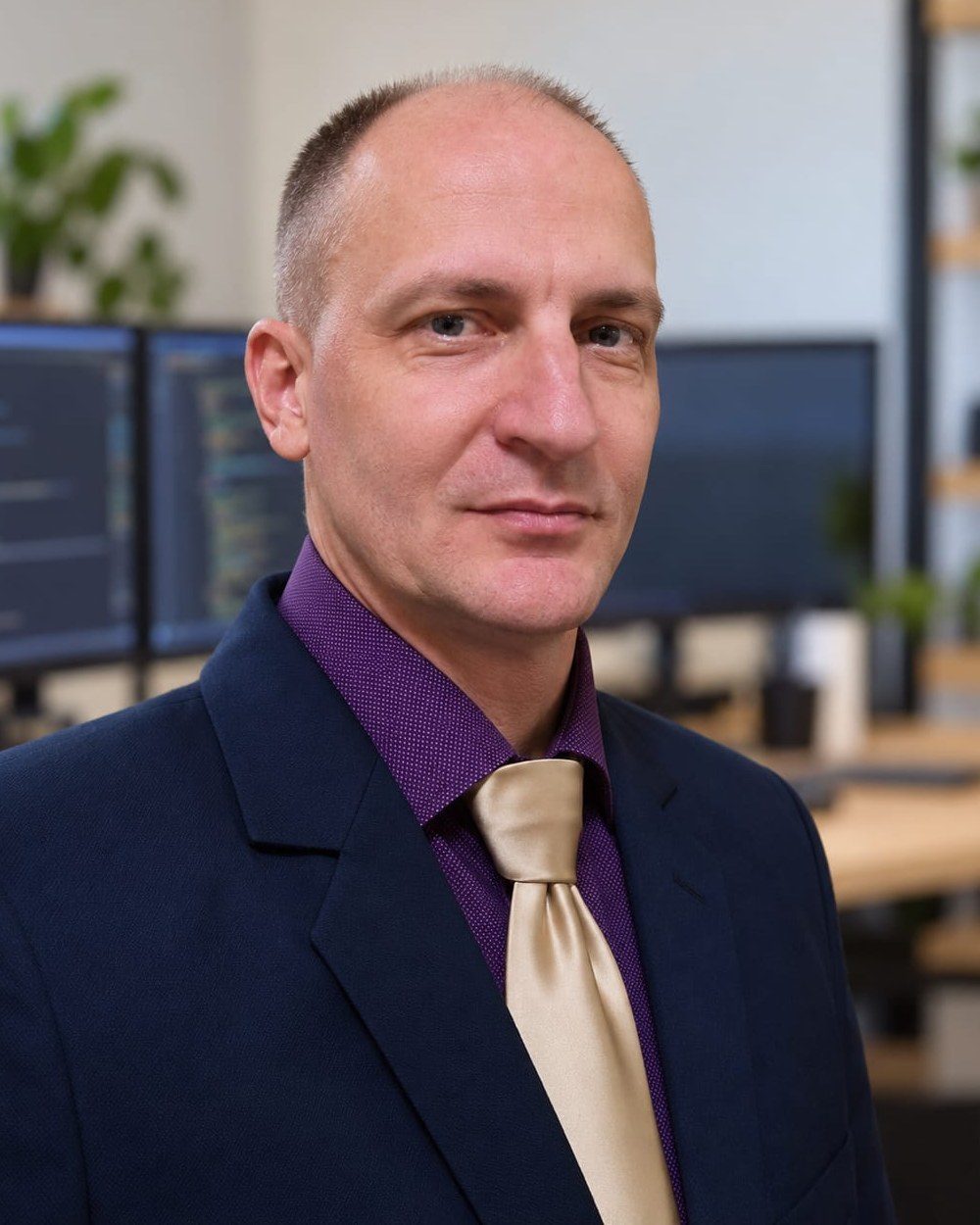 Mihály Madár im Anzug, Porträt im Büro
